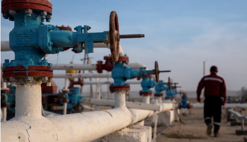 Казахстан обсуждает переработку российской нефти